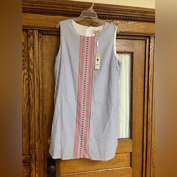 Dresses & Skirts - Women’s Shift style dress